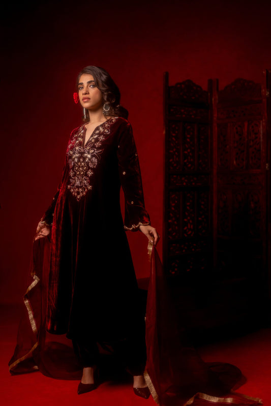 Meharoon velvet hand embroidered Kurta set